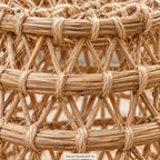 Abat-jour conique haut – tressage ajouré — gros plan illustratif généré par IA d’après la référence