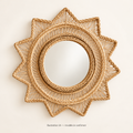 Miroir soleil tressé à pointes – décoration murale — illustration IA, modèle à confirmer ; fond clair