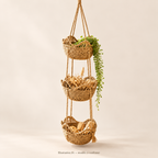 Rangement suspendu à trois paniers tressés — illustration IA, modèle à confirmer ; fond clair