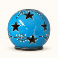 Photophore décoratif boule turquoise à étoiles — couverture sur fond clair, retouche IA de la photo réelle