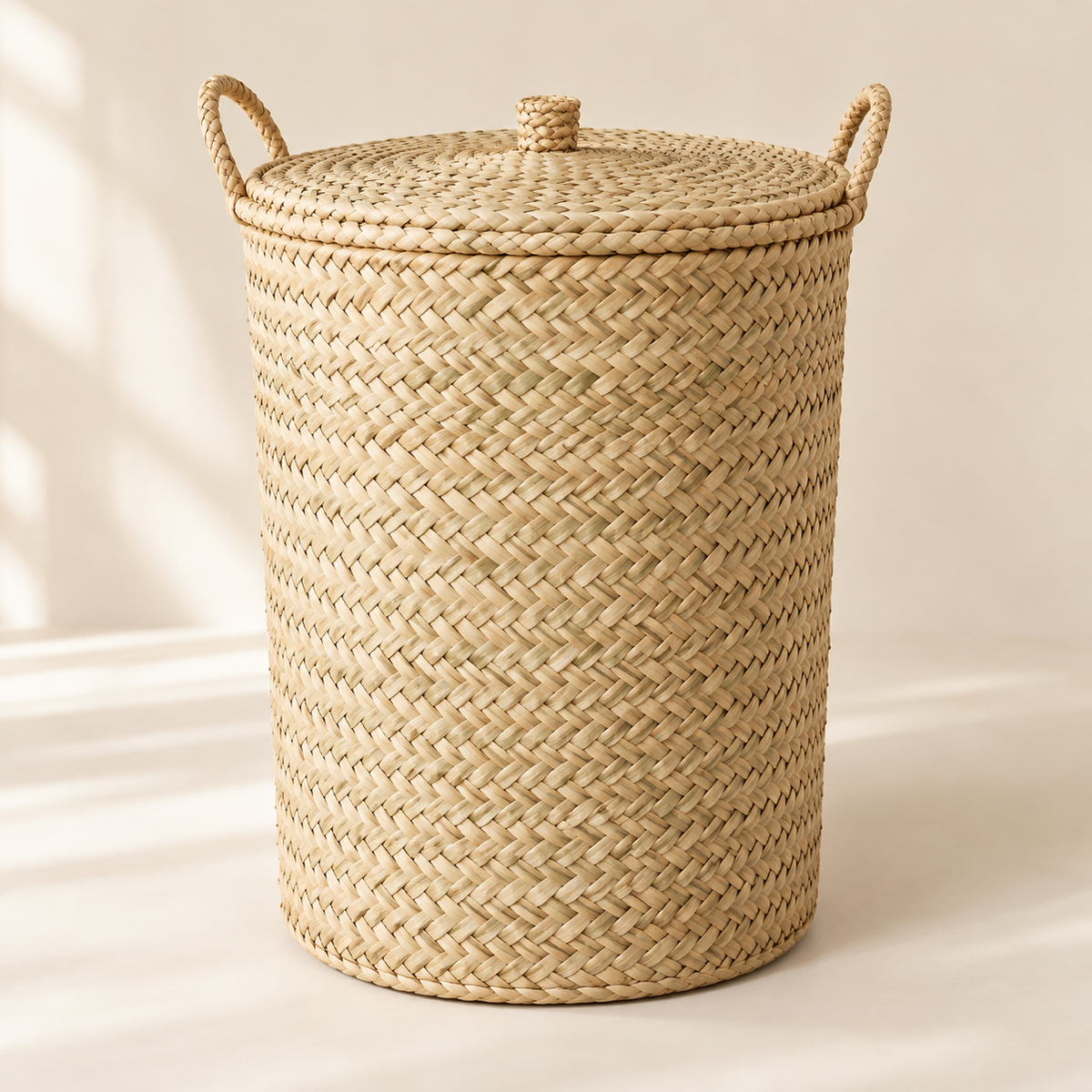 Visuel illustratif généré par IA — panier à linge tressé ; modèle à confirmer
