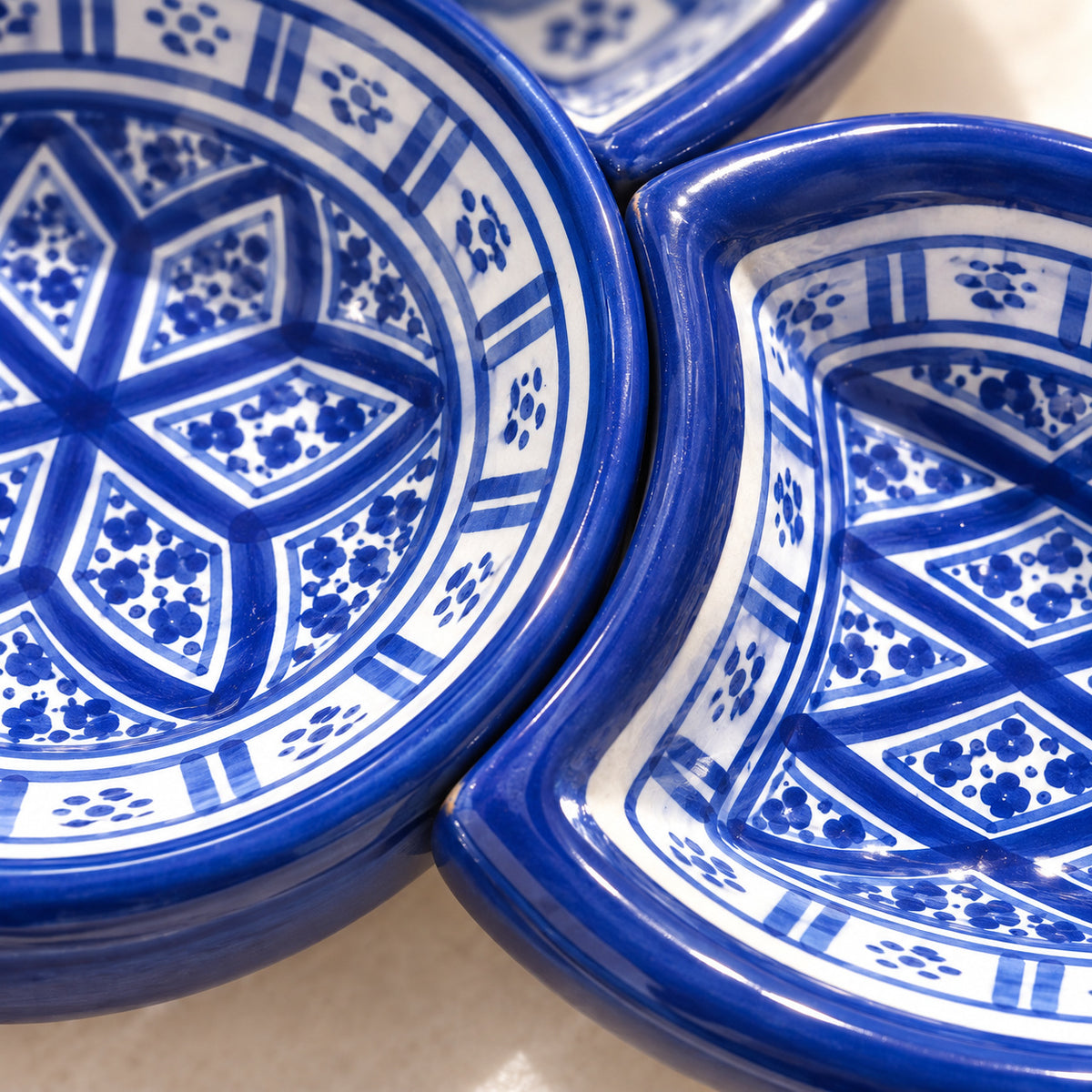Blue and White Sun-Shaped Appetiser Serving Dish — AI-generated product visualisation.