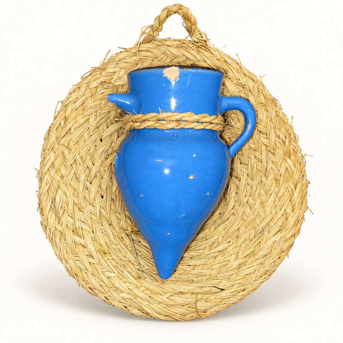 Décoration murale tressée avec cruche bleue — couverture sur fond clair créée à partir de la référence réelle