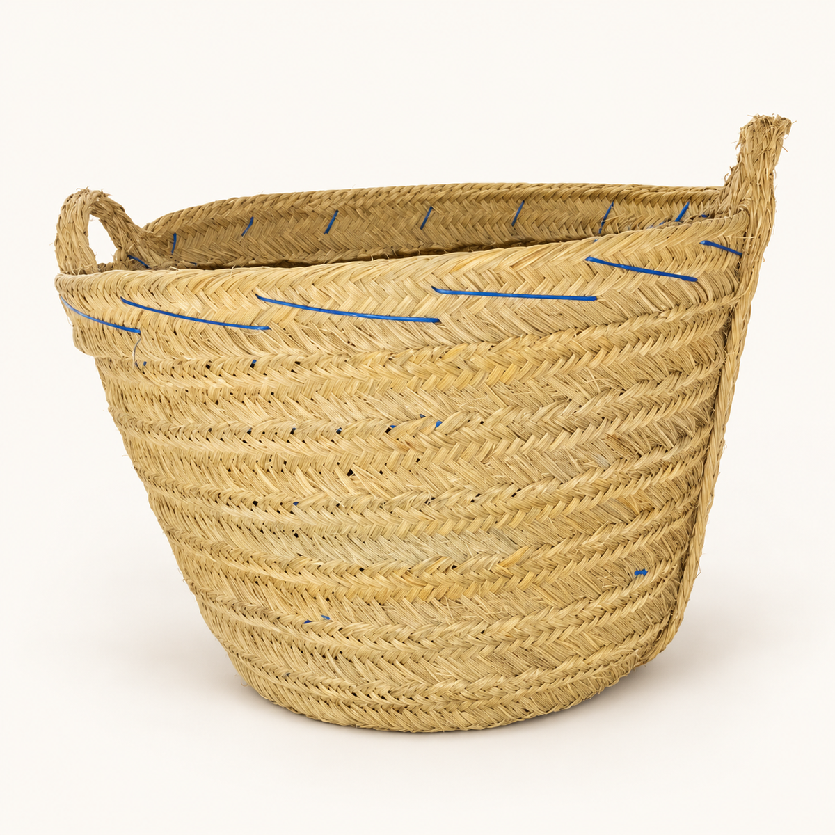 Panier souple tressé à coutures bleues — couverture sur fond clair créée à partir de la référence réelle
