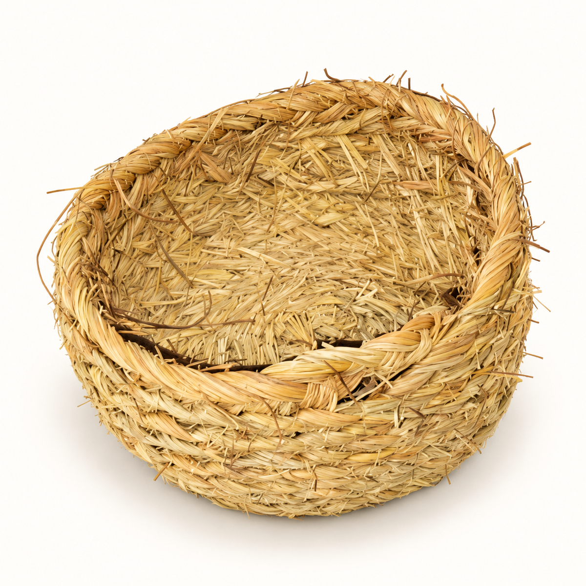 Petite corbeille ronde à tressage rustique — couverture sur fond clair créée à partir de la référence réelle