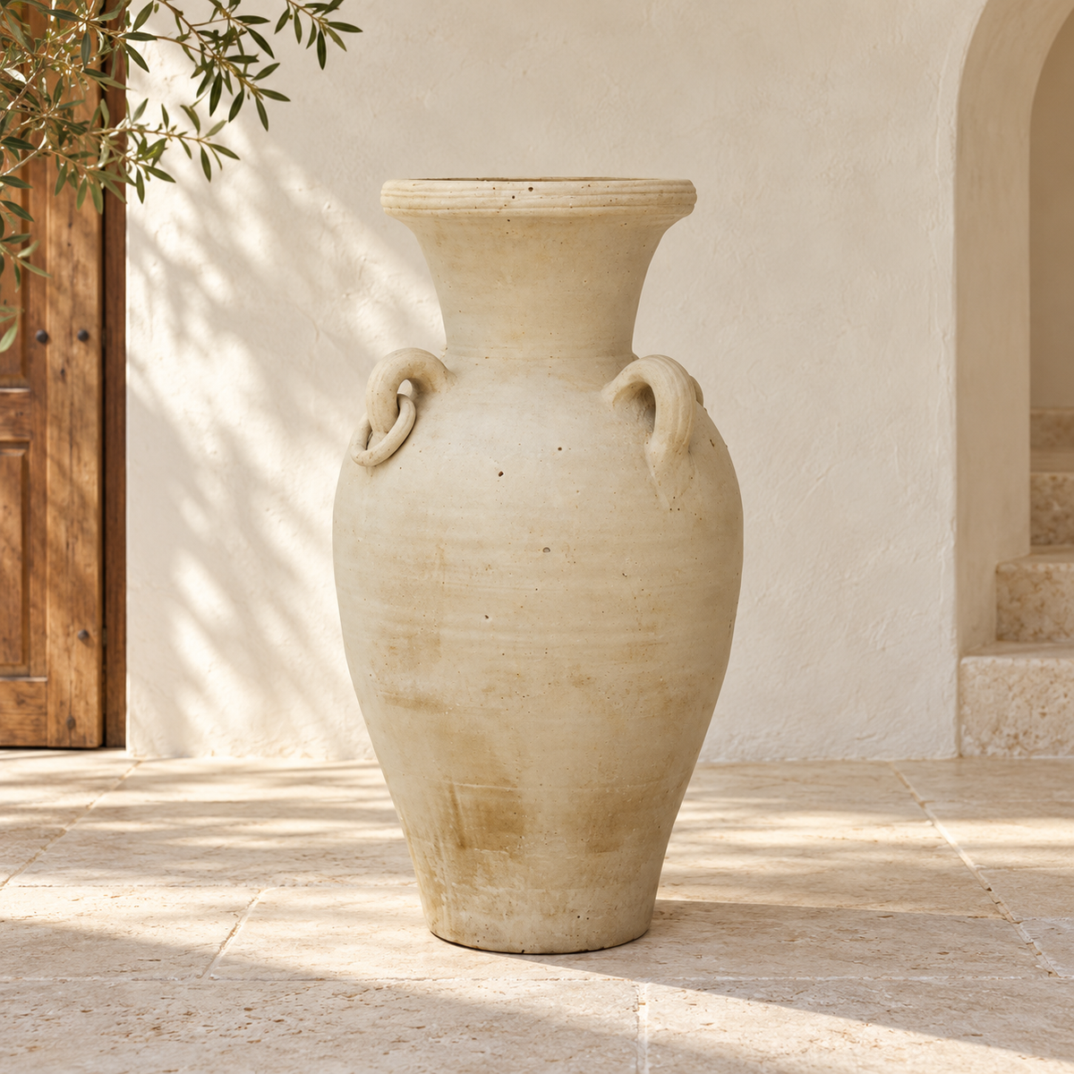Mise en scène illustrative générée par IA du vase beige — entrée méditerranéenne