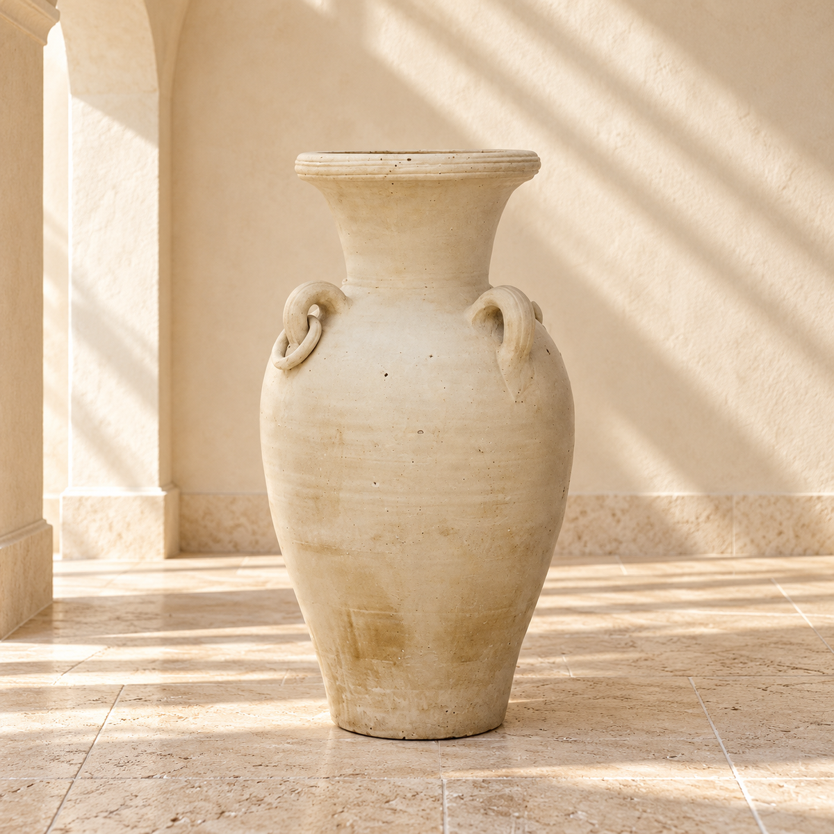 Mise en scène illustrative générée par IA du vase beige — loggia abritée