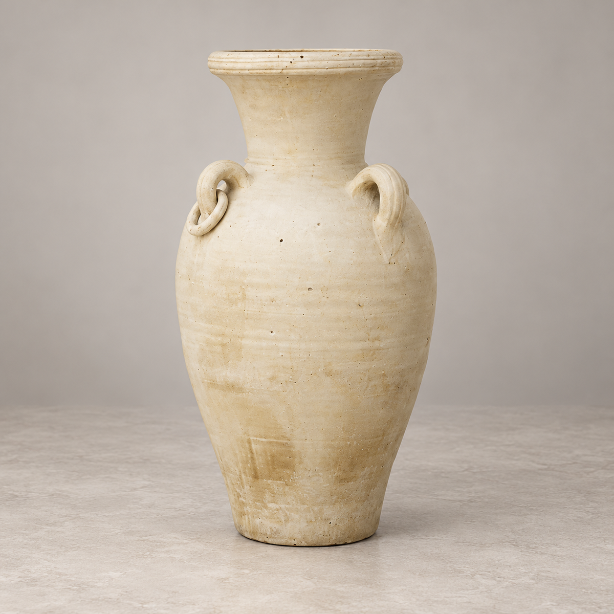 Mise en scène illustrative générée par IA du vase beige — fond studio